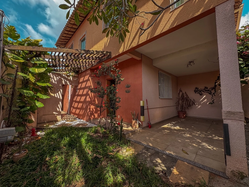CASA GEMINADA Á VENDA | 160M² ÁREA TOTAL | ENTRADA INDIVIDUAL | 03 Q