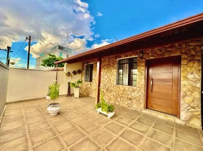 CASA | 3 QUARTOS |03 BANHEIROS | 01 SUITE |4 VAGAS | BAIRRO SERRANO: 1ª foto da galeria de imagens do imóvel