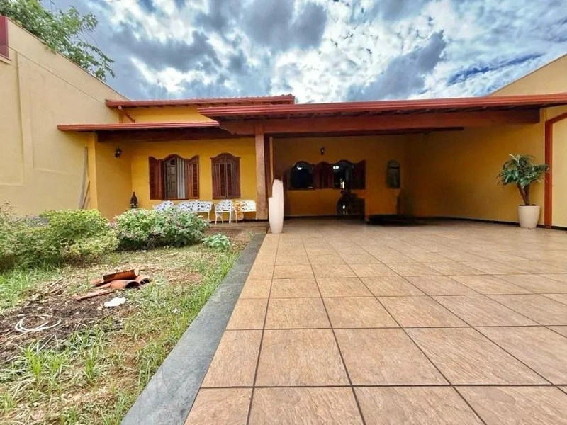 CASA LINEAR | 04 QUARTOS | 02 SUITES | 03 BANHEIROS | 04 VAGAS: 1ª foto da galeria de imagens do imóvel