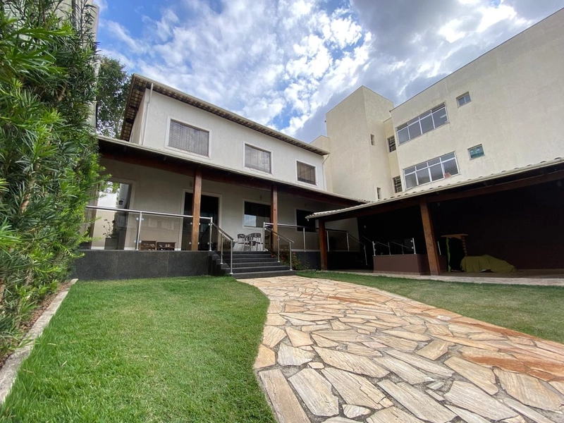 CASA l 04 QUARTOS l 01 SUITE | 04 BANHEIROS | 08 VAGAS