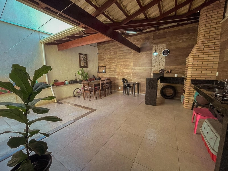 Belíssima Casa Geminada no Bairro Cabral | 250m² Construídos |: 2ª foto da galeria de imagens do imóvel