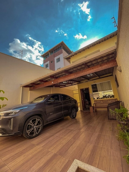 Belíssima Casa Geminada no Bairro Cabral | 250m² Construídos |: 1ª foto da galeria de imagens do imóvel