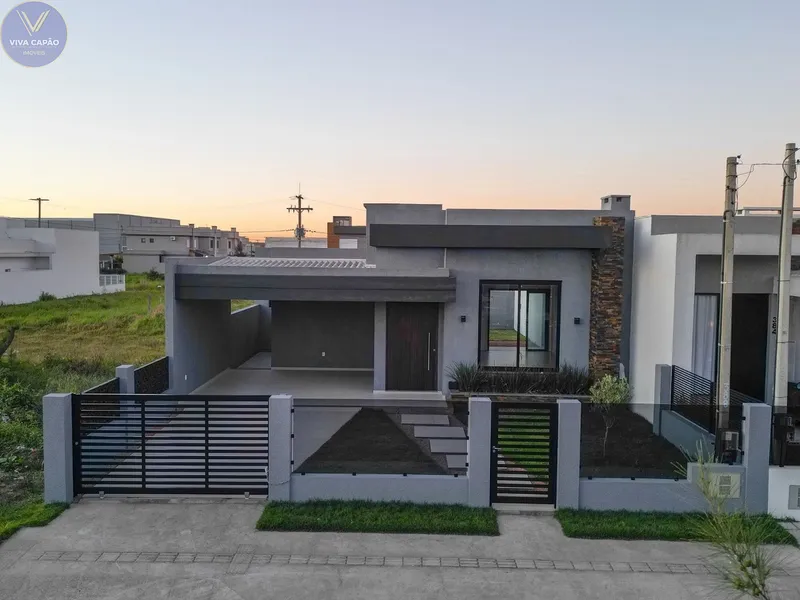 CASA A POUCAS QUADRAS DO MAR NO BAIRRO GUARANI EM CAPÃO!