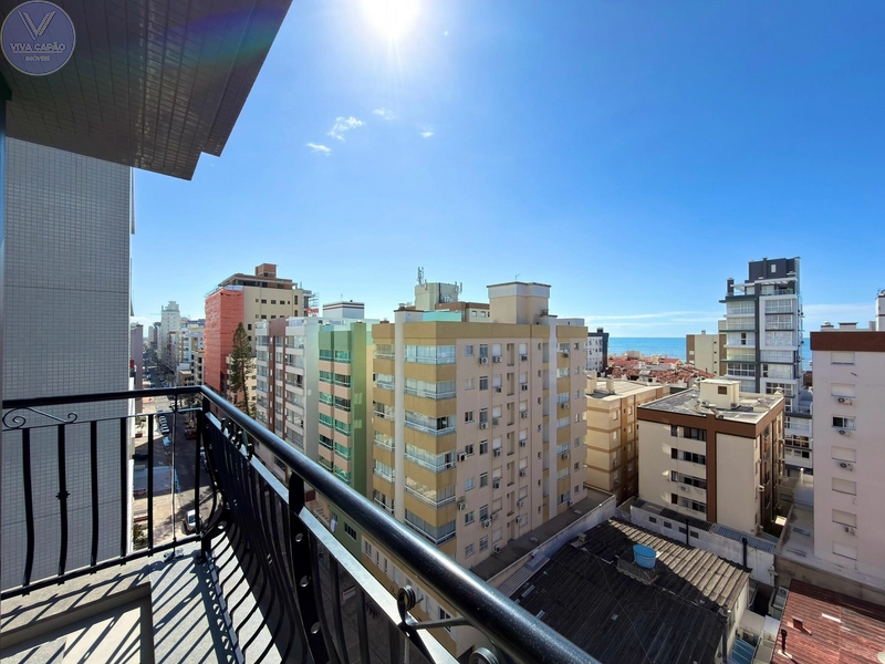 APARTAMENTO À VENDA EM CAPÃO DA CANOA COM SACADA DE FRENTE E VISTA MAR: 3ª foto da galeria de imagens do imóvel