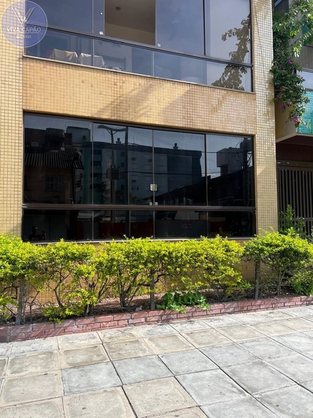 APARTAMENTO TÉRREO MOBILIADO – SACADA DE FRENTE COM CHURRASQUEIRA NO C