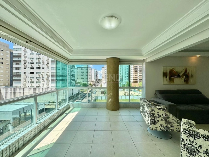 PRÓXIMO A PRAÇA E MAR