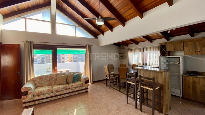 Duplex 4 dormitórios a uma quadra do mar: 5ª foto da galeria de imagens do imóvel