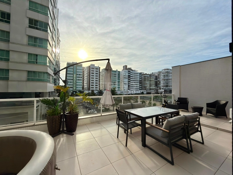 TERRAÇO INCRÍVEL EM FRENTE A PRAÇA