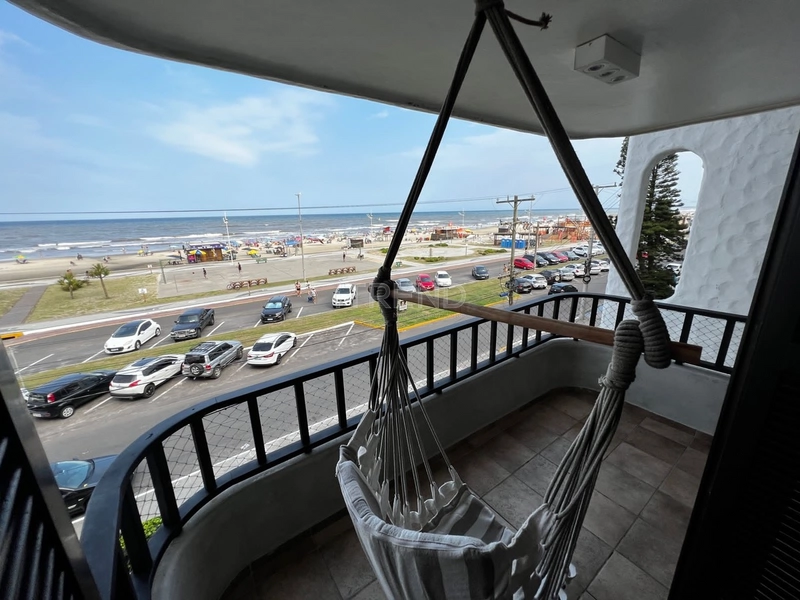 Apartamento com dois dormitorios com sacada separada a beira mar!