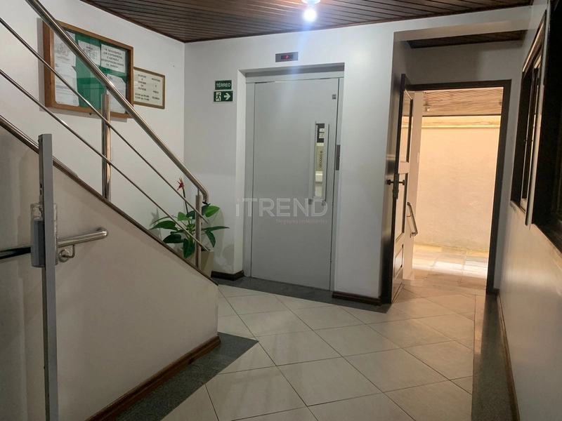 Apartamento junto a praça de lazer no centro: 2ª foto da galeria de imagens do imóvel