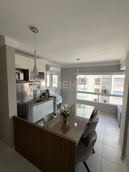 APARTAMENTO DE FRENTE MOBILIADO NO CENTRO DE CAPÃO DA CANOA: 2ª foto da galeria de imagens do imóvel