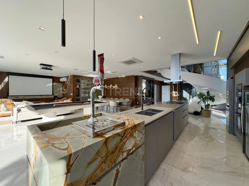 Luxuosa mansão na beira da Marina: 3ª foto da galeria de imagens do imóvel