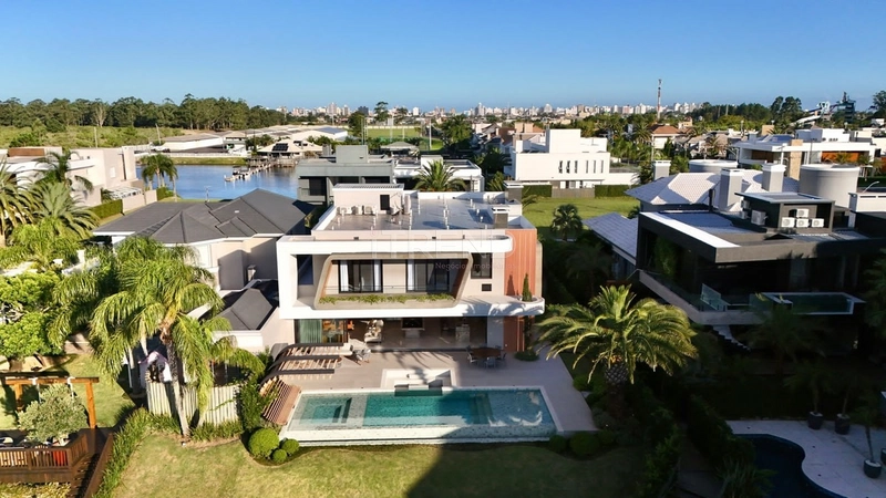 Luxuosa mansão na beira da Marina: 47ª foto da galeria de imagens do imóvel