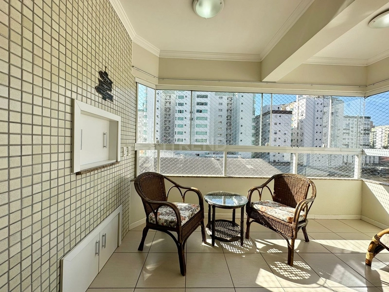 Apartamento com sacada de frente e vista para a rua: 1ª foto da galeria de imagens do imóvel