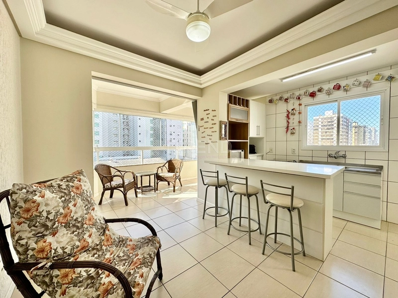 Apartamento com sacada de frente e vista para a rua: 2ª foto da galeria de imagens do imóvel