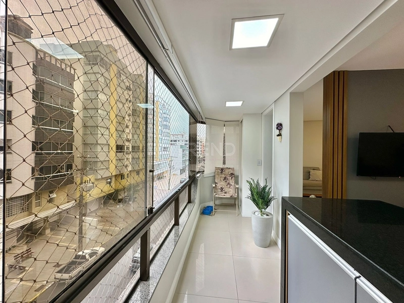 APARTAMENTO COM SACADA DE FRENTE !!