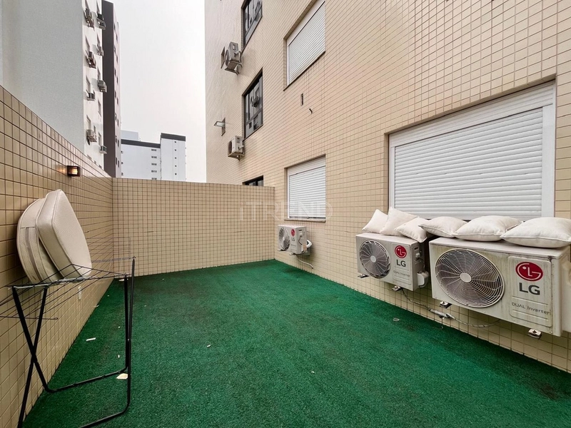 Com terraço de frente: 20ª foto da galeria de imagens do imóvel