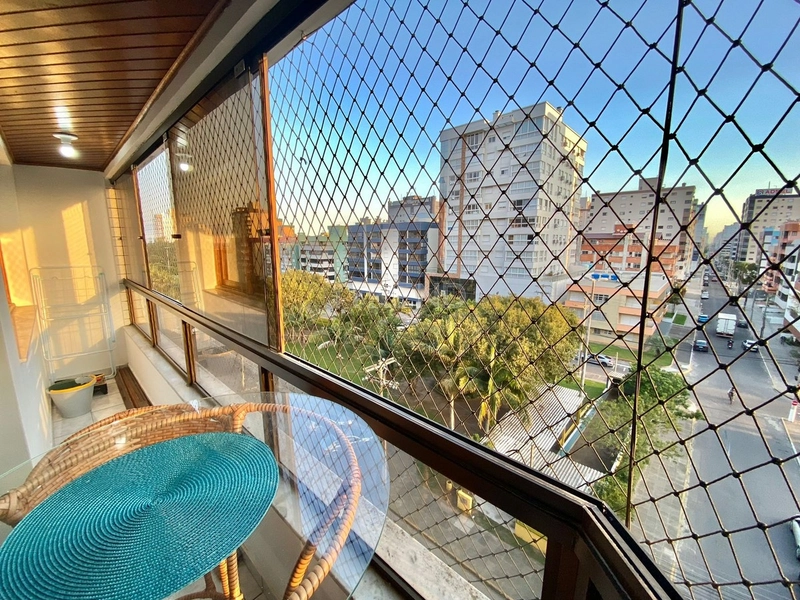 Apartamento mobiliado e decorado com sacada de frente: 1ª foto da galeria de imagens do imóvel
