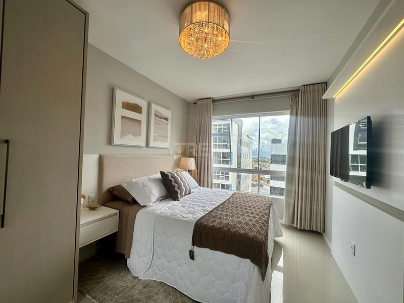Belíssimo apartamento de frente para a praça com pé direto duplo: 2ª foto da galeria de imagens do imóvel