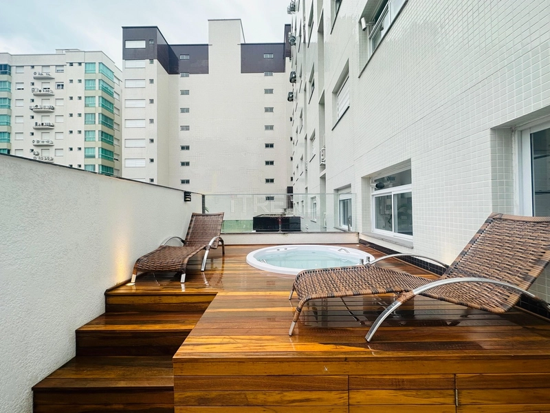 Apartamento mobiliado e decorado com terraço de frente: 1ª foto da galeria de imagens do imóvel