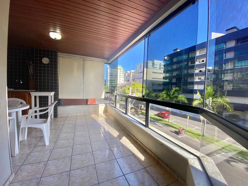 Apartamento com sacada de frente para avenida.: 5ª foto da galeria de imagens do imóvel