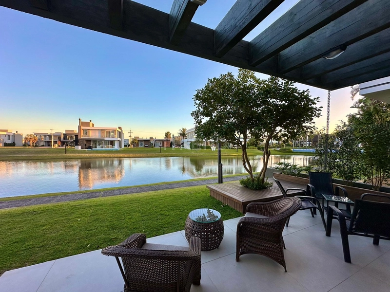 CAPÃO ILHAS RESORT CASA BEIRA LAGO À VENDA ATO + Saldo em 60X: 1ª foto da galeria de imagens do imóvel