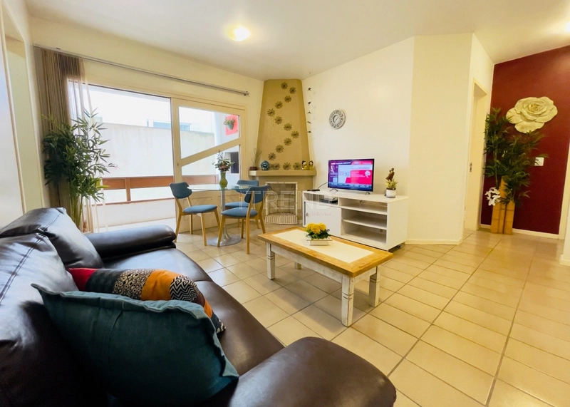 Apartamento 1 quarto com sacada de frente amplo em Capão da Canoa.: 1ª foto da galeria de imagens do imóvel