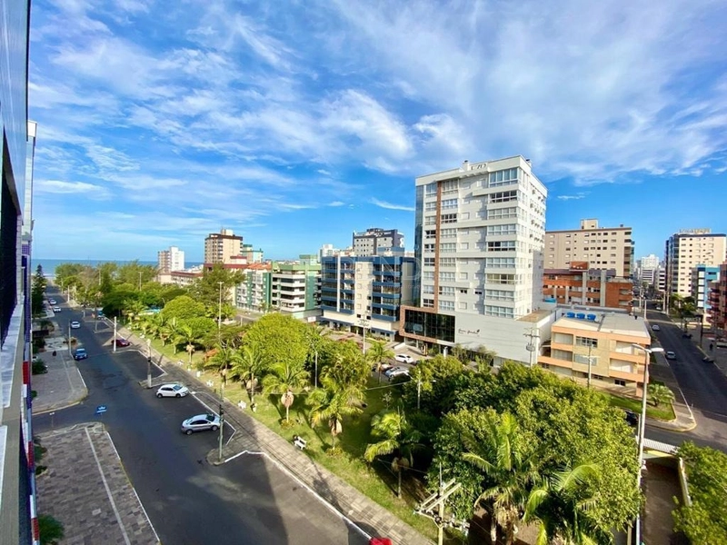 DE FRENTE PARA A PRAÇA