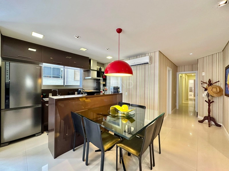 Amplo apartamento com terraço apenas uma quadra do mar: 7ª foto da galeria de imagens do imóvel