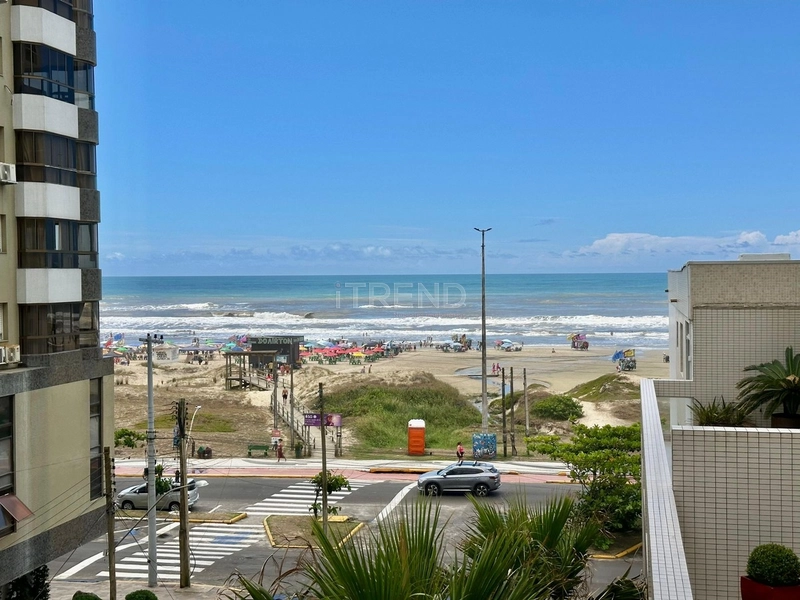 Amplo apartamento com terraço apenas uma quadra do mar: 2ª foto da galeria de imagens do imóvel