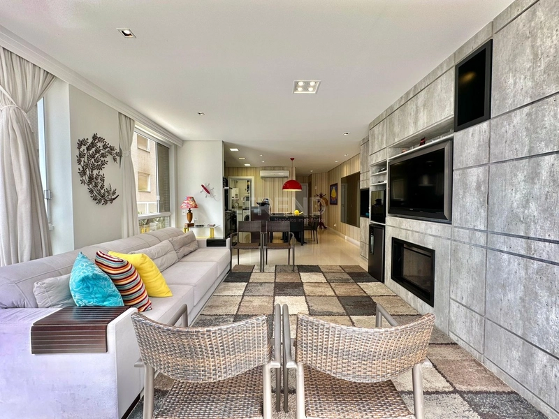 Amplo apartamento com terraço apenas uma quadra do mar: 3ª foto da galeria de imagens do imóvel