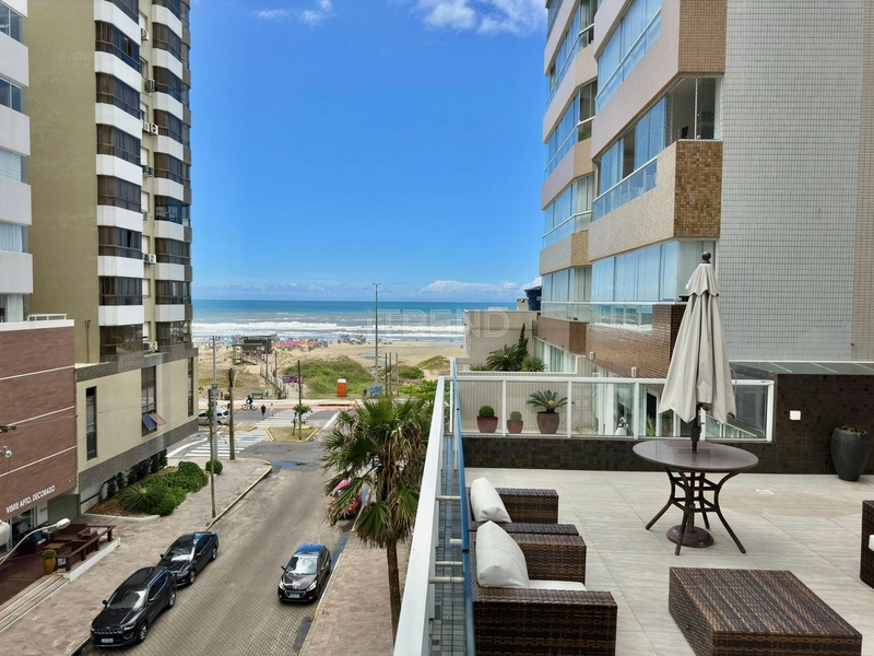 Amplo apartamento com terraço apenas uma quadra do mar: 1ª foto da galeria de imagens do imóvel