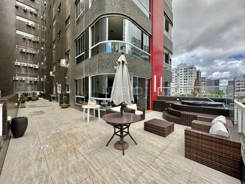 Amplo apartamento com terraço apenas uma quadra do mar: 13ª foto da galeria de imagens do imóvel