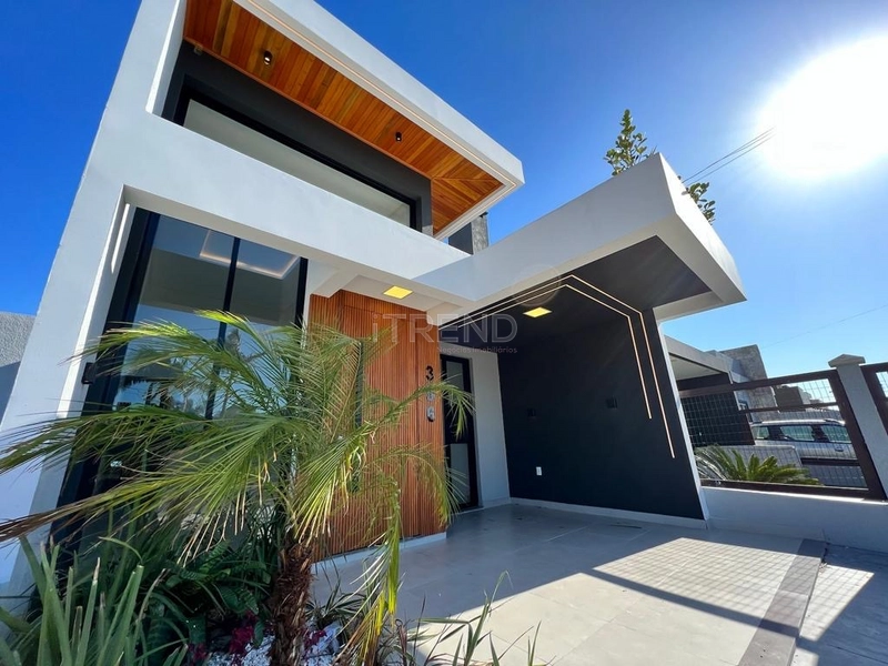 Excelente Casa 3 quartos perto do mar com ampla em Capão da Canoa: 1ª foto da galeria de imagens do imóvel