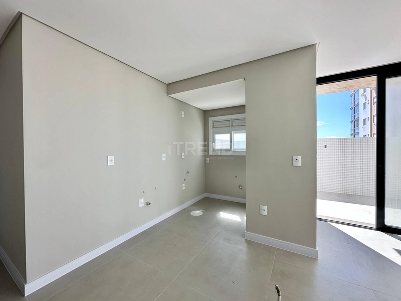 APARTAMENTO COM TERRAÇO, A POUCOS METROS DO MAR: 5ª foto da galeria de imagens do imóvel