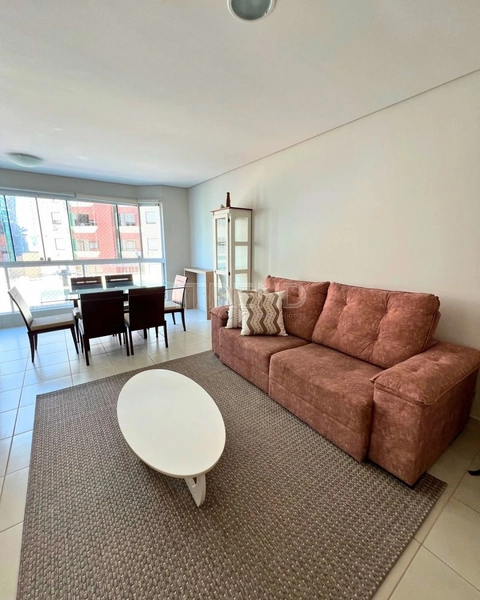 Apartamento ao lado de Praça: 2ª foto da galeria de imagens do imóvel