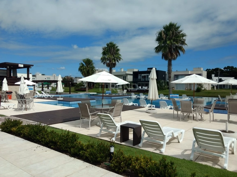 LOTE À VENDA PRÓXIMO AO LAGO E CLUBE: 3ª foto da galeria de imagens do imóvel
