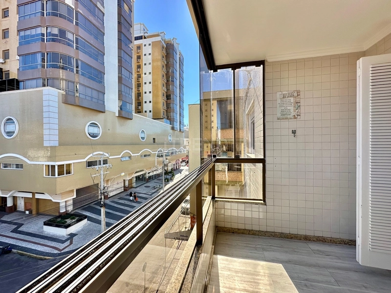 APARTAMENTO COM SACADA DE FRENTE, JUNTO AO MAR NO CORAÇÃO DA CIDADE: 8ª foto da galeria de imagens do imóvel