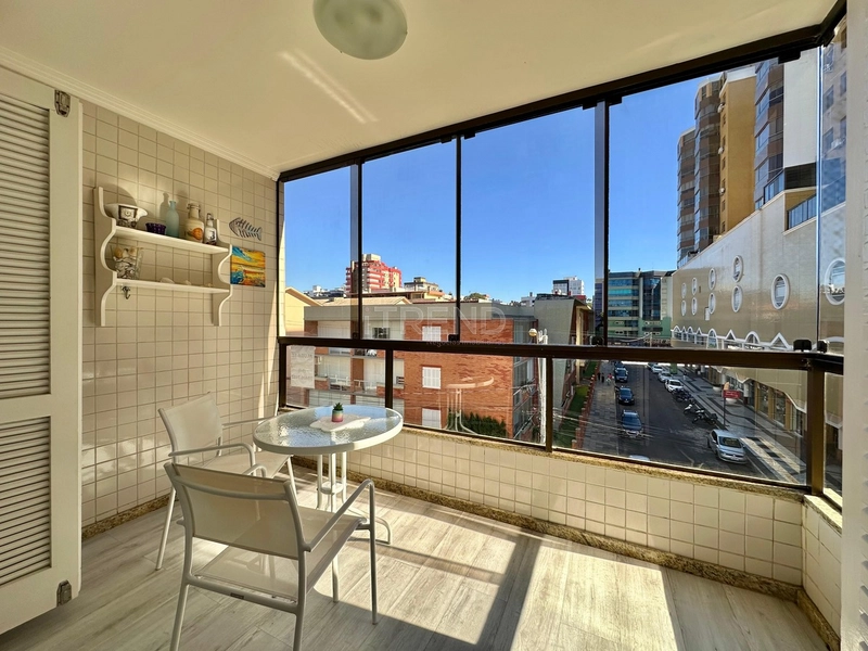 APARTAMENTO COM SACADA DE FRENTE, JUNTO AO MAR NO CORAÇÃO DA CIDADE: 1ª foto da galeria de imagens do imóvel