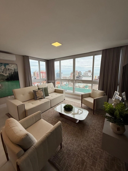 Apartamento no centro com vista panorâmica para o mar.