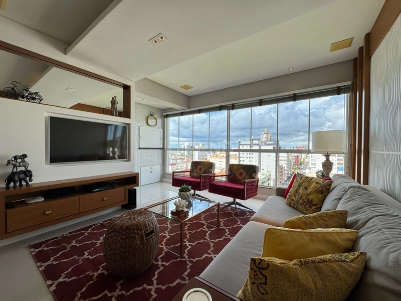 De frente para a Praça Flávio Boianovski: 4ª foto da galeria de imagens do imóvel