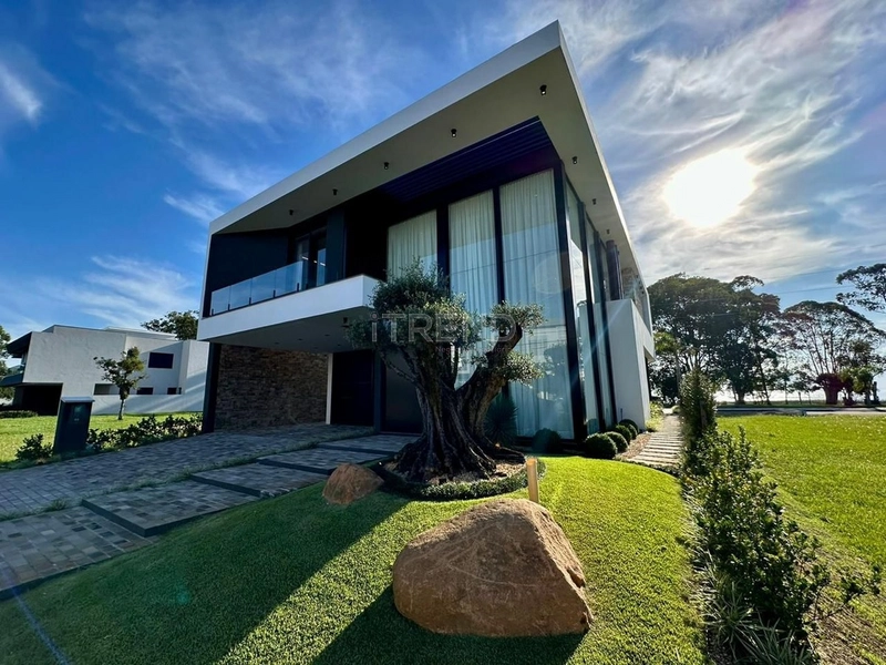 Mansão à venda no Condomínio Velas da Marina!