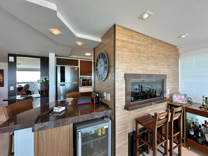 APARTAMENTO COM AMPLA SACADA DE FRETE PARA O MAR: 9ª foto da galeria de imagens do imóvel