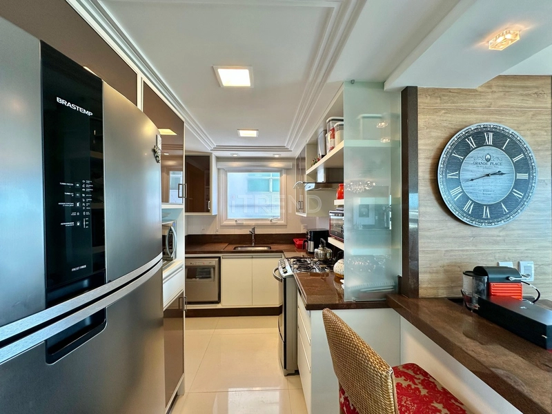 APARTAMENTO COM AMPLA SACADA DE FRETE PARA O MAR: 15ª foto da galeria de imagens do imóvel