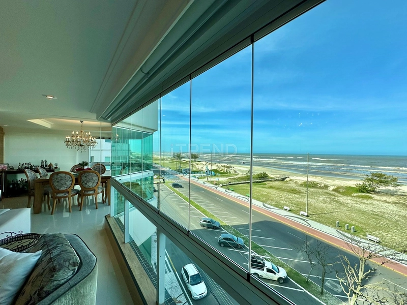 APARTAMENTO COM AMPLA SACADA DE FRETE PARA O MAR