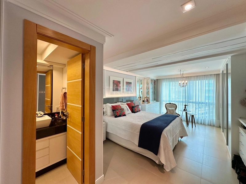 APARTAMENTO COM AMPLA SACADA DE FRETE PARA O MAR: 19ª foto da galeria de imagens do imóvel