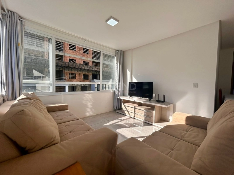 Apartamento de esquina com vista para o mar e praça