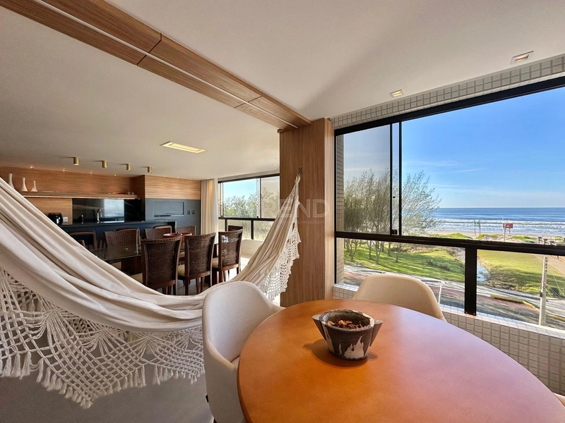 AMPLO APARTAMENTO DE FRENTE PARA O MAR E COM VISTA LIBERADA TANTO PARA: 1ª foto da galeria de imagens do imóvel