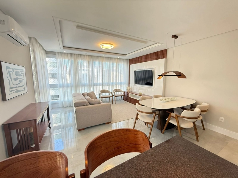 Apartamento no centro com vista panorâmica para o mar.