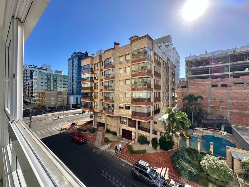 APARTAMENTO AMPLO COM SACADA DE FRENTE, JUNTO AO MAR: 3ª foto da galeria de imagens do imóvel